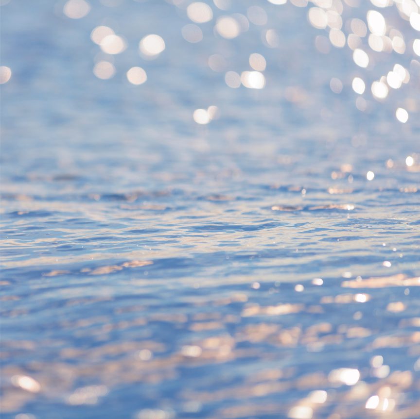 光がきらめく水面